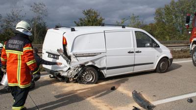 Rastatt: schwerer Verkehrsunfall auf der A5 mit zwei Pkw fordert Rueckstau