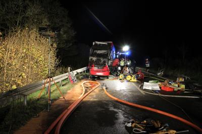 Owingen: Toedlicher Verkehrsunfall - Pkw kollidiert mit Lkw