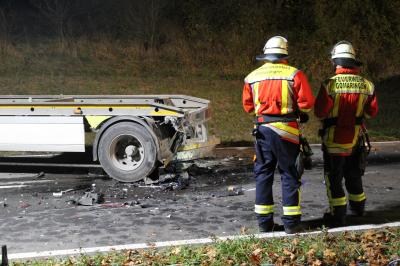 Gomaringen: Toedlicher Verkehrsunfall auf der K6904 - Transporter rast in Anhaenger