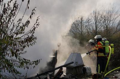 Steinheim Hoepfigheim: Gartenhuette in Vollbrand