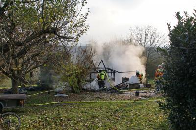 Steinheim Hoepfigheim: Gartenhuette in Vollbrand