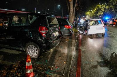 Schorndorf: Pkw prallt in parkende Fahrzeuge 