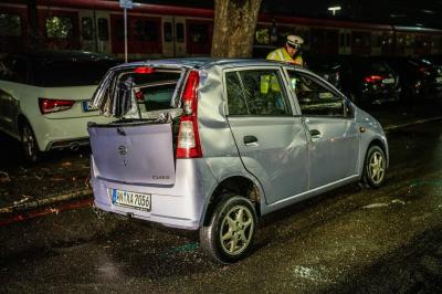 Schorndorf: Pkw prallt in parkende Fahrzeuge 