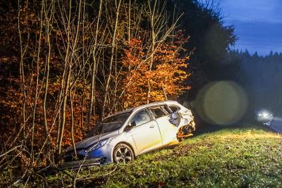 Ditzingen-Heimerdingen: PKW kommt von der Strasse ab und kracht gegen einen Baum - mehrere Verletzte