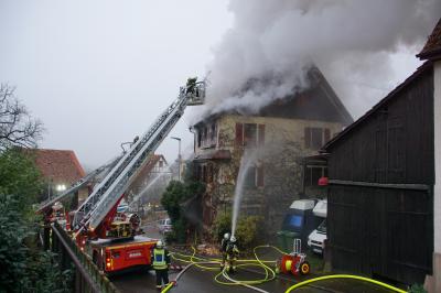 Freiberg a.N.: Wohnhaus steht im Vollbrand, 3 verletzte Person