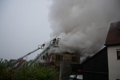 Freiberg a.N.: Wohnhaus steht im Vollbrand, 3 verletzte Person