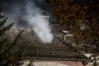 Sindelfingen: Brand im Dachgeschoss eines leer stehenden Gebaeude