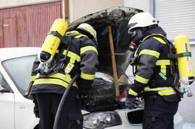 Weinstadt-Beutelsbach: BMW brannte vor einem Gebaeude