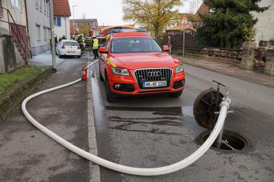 Weinstadt-Beutelsbach: BMW brannte vor einem Gebaeude