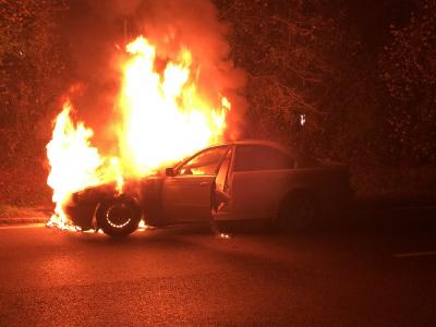 Steinenbronn: PKW geht in Flammen auf