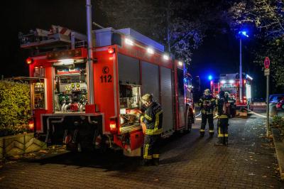 Stuttgart-Asemwald: Grosseinsatz der Rettungskraefte - Wohnungsbrand im Hochhaus - Katze verstorben - Wohnung unbewohnbar