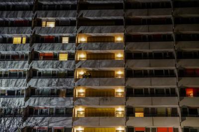 Stuttgart-Asemwald: Grosseinsatz der Rettungskraefte - Wohnungsbrand im Hochhaus - Katze verstorben - Wohnung unbewohnbar