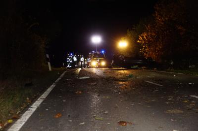 Tamm: Auto ueberschlaegt sich und hinterlaesst ein grosses Truemmerfeld, 1 Schwer verletzter