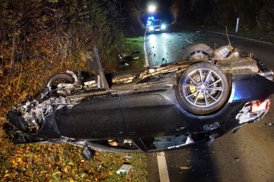 Tamm: Auto ueberschlaegt sich und hinterlaesst ein grosses Truemmerfeld, 1 Schwer verletzter