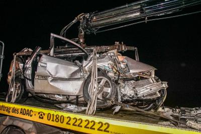 Sindelfingen- Maichingen: 3 Personen bei schwerem Unfall getoetet