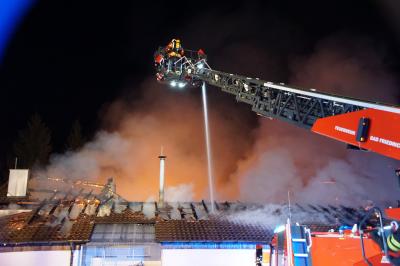 Gundelsheim- Tiefenbach: Sportheim brennt komplett nieder 