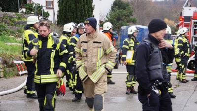 Oelbronn-Duerrn: ein Anbau an einem Wohnhaus in Vollbrand - Feuerwehr Grosseinsatz