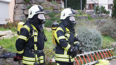 Oelbronn-Duerrn: ein Anbau an einem Wohnhaus in Vollbrand - Feuerwehr Grosseinsatz