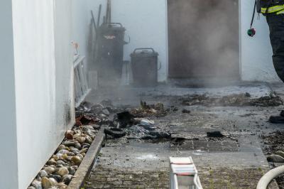 Weinstadt-Beutelsbach: Muelltonnen brannten an der St. Anna Kirche - Feuerwehr verhindert schlimmeres