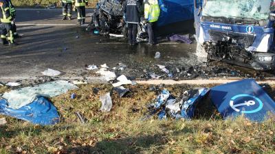 Bretten: schwerer Verkehrsunfall auf der B293 zwischen Transporter und Lkw fordert mehrere schwerverletzte