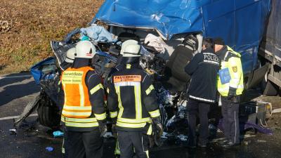 Bretten: schwerer Verkehrsunfall auf der B293 zwischen Transporter und Lkw fordert mehrere schwerverletzte