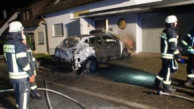 Kaempfelbach: zwei Pkws wurden angezuendet