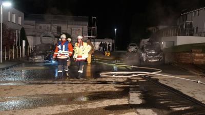 Neuenbuerg: mehrere Pkws stehen in Vollbrand und fordern die Feuerwehr - Brandstiftung nicht ausgeschlossen