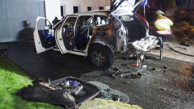 Neuenbuerg: mehrere Pkws stehen in Vollbrand und fordern die Feuerwehr - Brandstiftung nicht ausgeschlossen