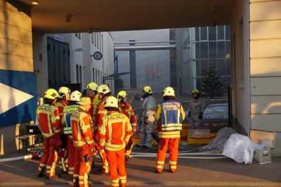 Goeppingen: Salzsaeure laeuft aus Tank - Gefahrguteinsatz fuer die Feuerwehr