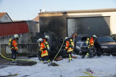Uhingen: Brand eines Reifenstapels 