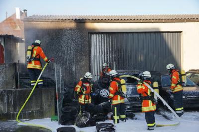 Uhingen: Brand eines Reifenstapels 