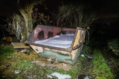 Nuertingen: Moegliche Brandstiftung auf Gaertnereigelaende â€“ Container und Teile von einem Zelt brannten