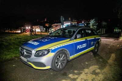 Nuertingen: Moegliche Brandstiftung auf Gaertnereigelaende â€“ Container und Teile von einem Zelt brannten