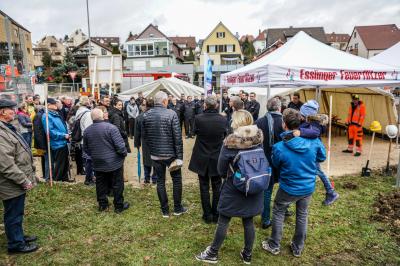 Esslingen-Waeldenbronn:  Spatenstich zum Baubeginn des neuen Feuerwehrgeraetehauses - Oberbuergermeister baggert schon mal los