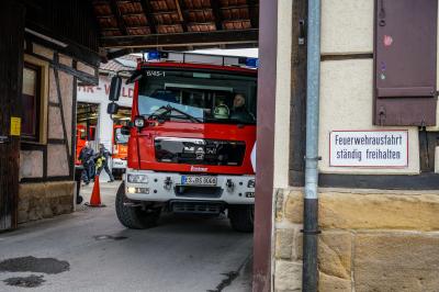 Esslingen-Waeldenbronn:  Spatenstich zum Baubeginn des neuen Feuerwehrgeraetehauses - Oberbuergermeister baggert schon mal los