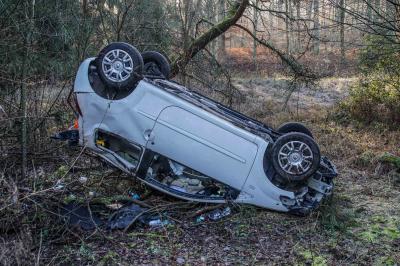 Magstadt: PKW kommt von Fahrbahn und ueberschlaegt sich