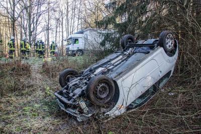 Magstadt: PKW kommt von Fahrbahn und ueberschlaegt sich