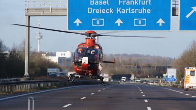 Karlsbad: schwerer Auffahrunfall mit Lkw und Kleintransporter - A8 gesperrt - eine Lebensgefaehrlich Verletzte Person