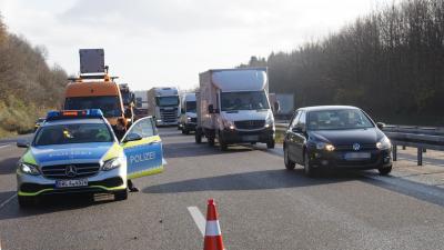 Karlsbad: schwerer Auffahrunfall mit Lkw und Kleintransporter - A8 gesperrt - eine Lebensgefaehrlich Verletzte Person