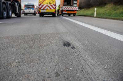 Wendlingen/A8: Vier Sattelzuege fahren aufeinander - 4 verletze - kilometerlanger Rueckstau