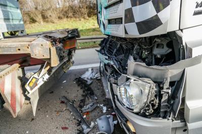 Wendlingen/A8: Vier Sattelzuege fahren aufeinander - 4 verletze - kilometerlanger Rueckstau