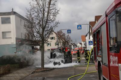 Deizisau: Mercedes brennt voellig aus