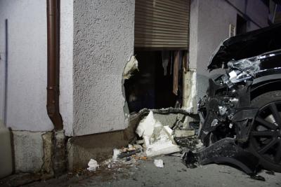 Gerlingen: Auto kracht in Hauswand und verschiebt das Gebaeude 