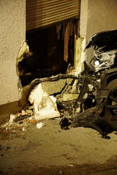 Gerlingen: Auto kracht in Hauswand und verschiebt das Gebaeude 