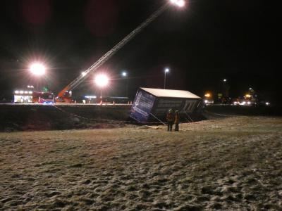 Bad Urach-Seeburg: Sattelzug kommt von Fahrbahn ab â€“ aufwendige Bergung und langwierige Sperrung