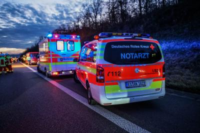 Nuertingen: Auffahrunfall fordert verletze und sorgt fuer langen Stau 