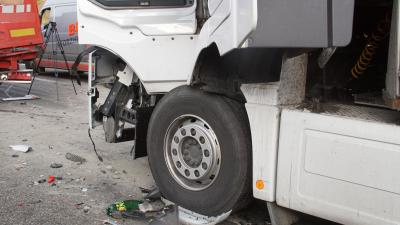 Friolzheim: Lkw Unfall mit drei Lastwagen und einer Vollsperrung der Autobahn - zwei schwer und ein Leichtverletzer