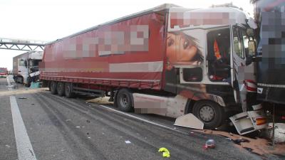 Friolzheim: Lkw Unfall mit drei Lastwagen und einer Vollsperrung der Autobahn - zwei schwer und ein Leichtverletzer