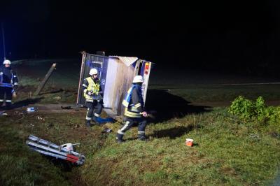 Ilsfeld: Sprinter ueberschlaegt sich, Fahrer fluechtig