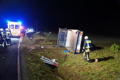 Ilsfeld: Sprinter ueberschlaegt sich, Fahrer fluechtig
